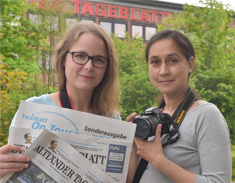 Catharina Meybohm (links) und Anping Richter gehen im Alten Land für das TAGEBLATT "on Tour". Foto Beneke
