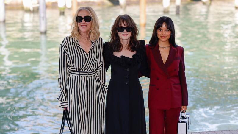 Tim Burton: Habe Erfolg von „Beetlejuice“ nie verstanden Catherine O’Hara (l-r), Winona Ryder und Jenna Ortega spielen Hauptrollen im Film.