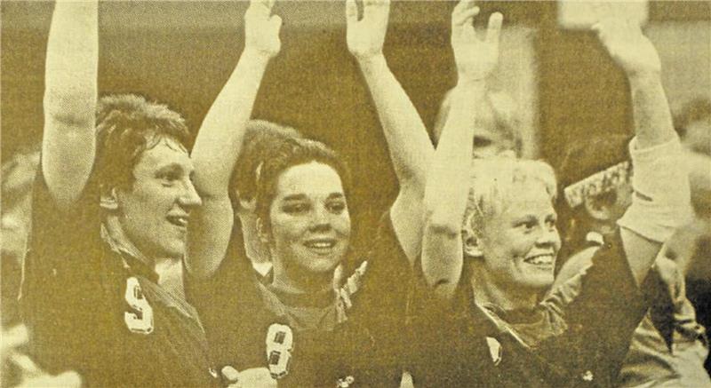 Catrin Köhnken, Tanja Hausmann und Katja Dürkop danken den 1000 Zuschauern in der Halle Nord.