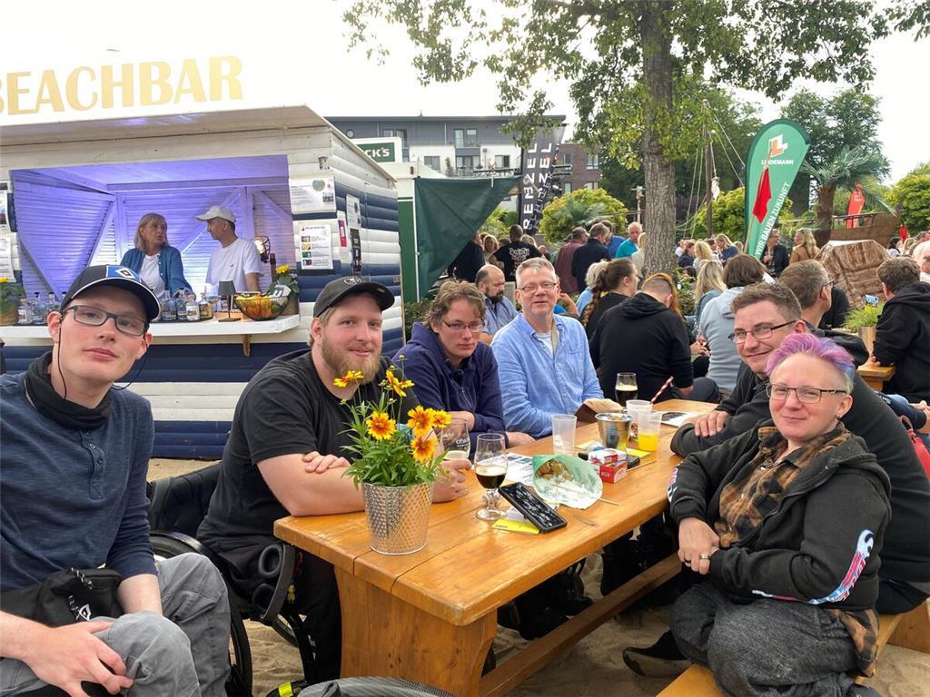 Cayden Philipp (rechts) ist mit anderen Mitgliedern der Rollstuhl-Sportgruppe ge...
