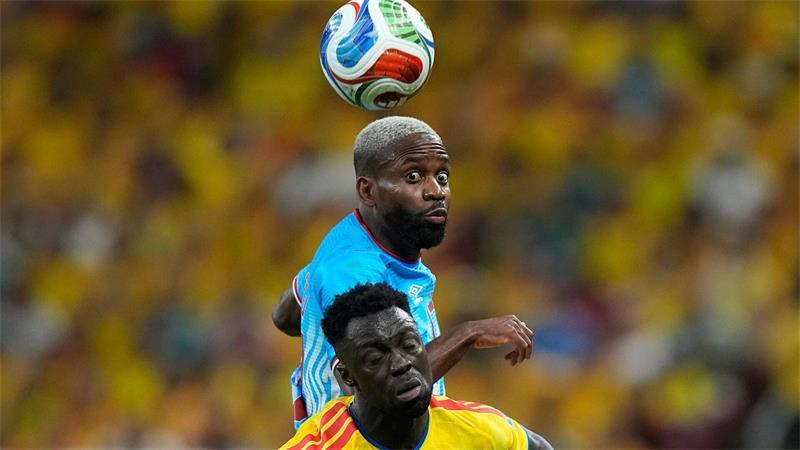 Cedric Bakambu aus dem Kongo (oben) kämpf mit Davinson Sanchez aus Kolumbien um den Ball.