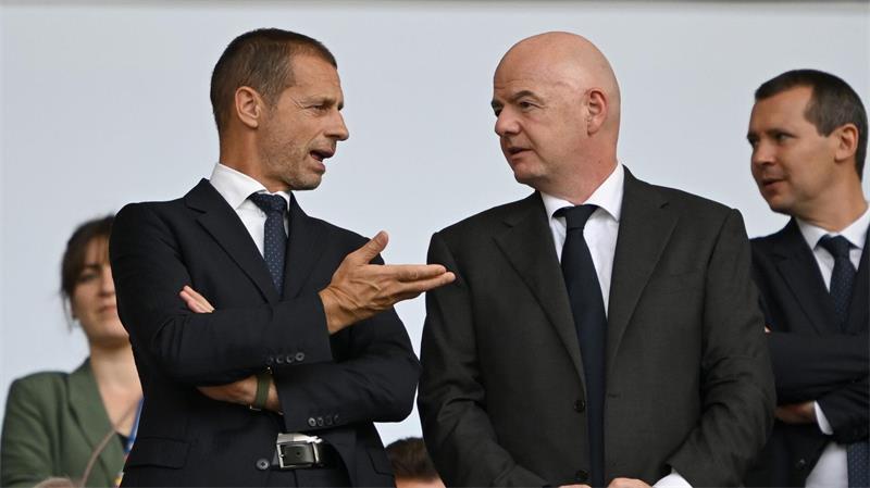 Ceferin (l.) und Infantino sind erbitterte Rivalen im Fußball-Machtkampf. (Archivbild)