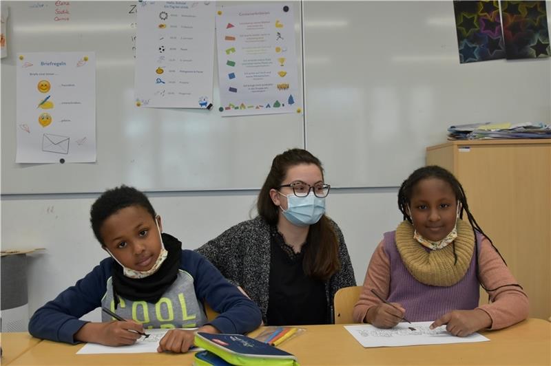 Celina Rogge mit zwei ihrer Schüler, Raugi und Boubacar. Foto: Felsch