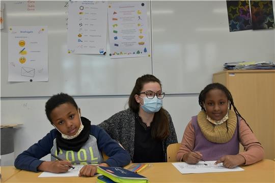 Celina Rogge mit zwei ihrer Schüler, Raugi und Boubacar. Foto: Felsch