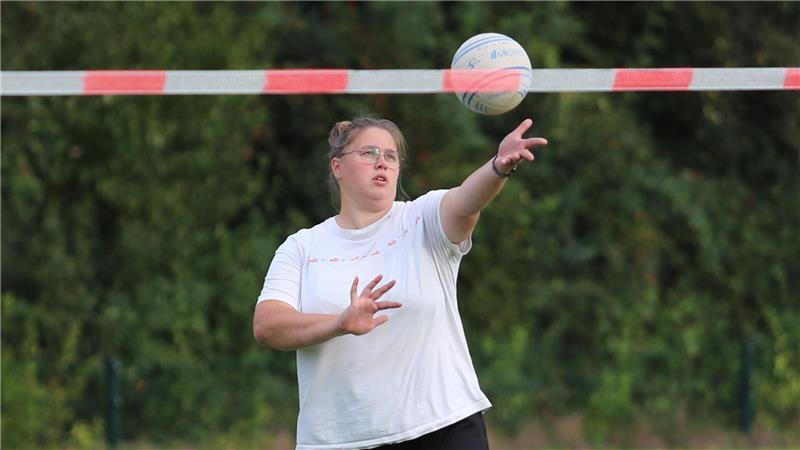 Celine Bilitza trainiert die U14-Jungen des TSV Wangersen. Selbst spielt sie in der Bundesliga.