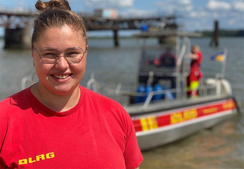 Blaulichttag in Grauerort: Das sind die Retter aus dem Kreis Stade Celine Bilitza von der DLRG Ortsgruppe Harsefeld unterstützt das Team der Wasserrettung am Strand.