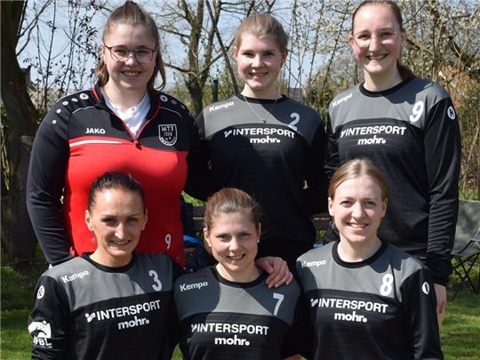 Celine Brey, Monja Schlichting, Elisa Pott (hinten von links) sowie Ola Riske, Janina von der Lieth, Vivien Werner (vorne von linsk) wollen den Klassenerhalt schaffen. Es fehlt Leann-Vivien Leimann. Foto: Bartsch