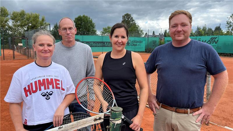 Völkerfreundschaft leben: Altländer und Franzosen setzen auf den Sport Céline Mustin (Handball Club Brotonne), Dirk Sumfleth (MTV Wisch), Laura Knaak (TC Jork) und Johannes Gade von der Jugendfeuerwehr Jork (von links).