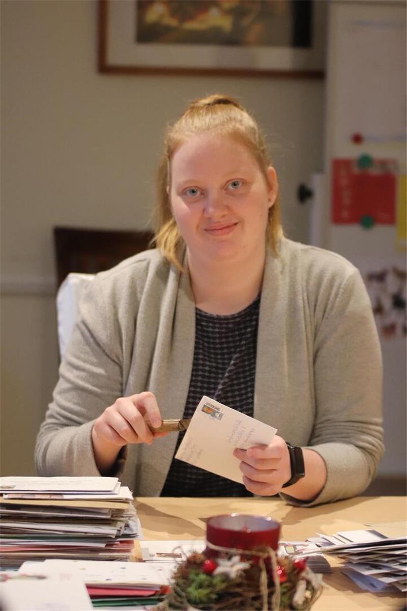 Wenn Himmelpforten am Nordpol liegt: Tausende Wunschzettel fluten die Schreibstube Celine Pape ist die Jüngste im Christkindpostamt.