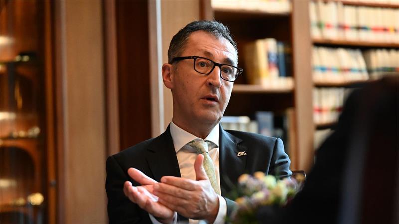 Wähler mit Migrationshintergrund wenden sich von Parteien ab Cem Özdemir (Grüne) aus Baden-Württemberg ist der erste Ministerpräsident eines deutschen Bundeslandes mit Wurzeln in der Türkei. (Archivfoto)