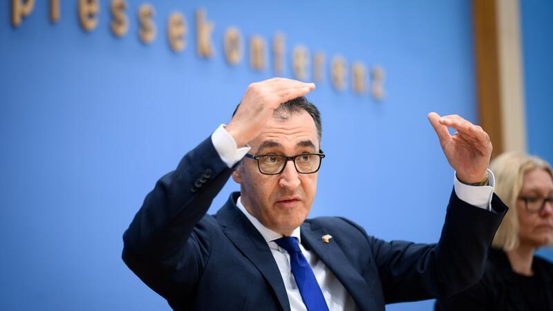 Cem Özdemir ist Bundesminister für Ernährung und Landwirtschaft. Hier bei der Vorstellung des Ernährungsreports 2023 in Berlin.