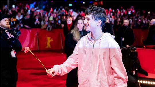 Chalamet kam am Valentinstag - und bekam ein passendes Geschenk.