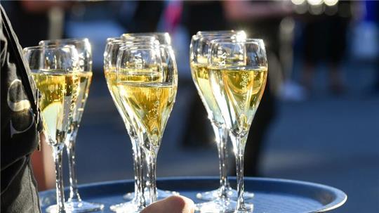 Champagner darf nur in bestimmten Gebieten in Frankreich angebaut werden. Die rund 34.000 Hektar Anbaufläche befinden sich in der Champagne nordöstlich von Paris.