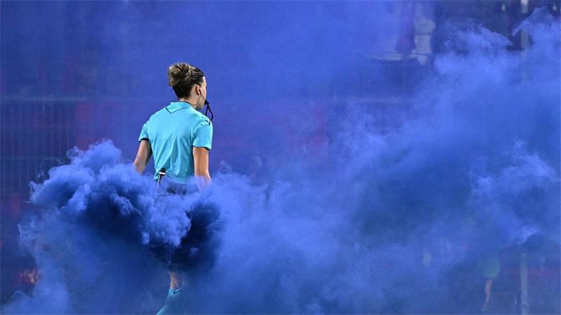 Champions League des Frauen: Schiedsrichterin Olatz Rivero Olmedo trägt beim Spiel Bayern München gegen Manchester City Pyrotechnik vom Spielfeld.