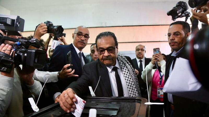 Ägypten für Al-Sisi: Sichere Wahl in unsicheren Zeiten Chan cenlos: Farid Sahran, der wohl bekannteste von Al-Sisi Gegenkandidaten, bei der Stimmabgabe in Kairo.