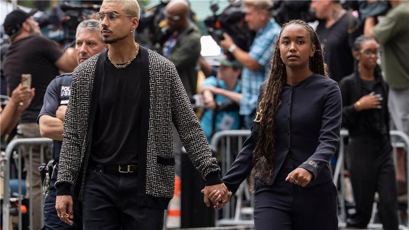 Chance Combs (rechts) und Quincy Brown (links), Tochter und Sohn von Sean „Diddy“ Combs, kommen in New York am Gericht an.