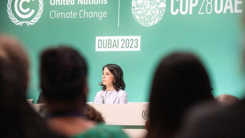 Deutschland: Einsatz für mehr Klimaschutz-Ehrgeiz bei COP28 Chance auf ein Ergebnis, „das nicht von alter fossiler Machtpolitik geprägt ist“: Bundesaußenministerin Annalena Baerbock in Dubai.