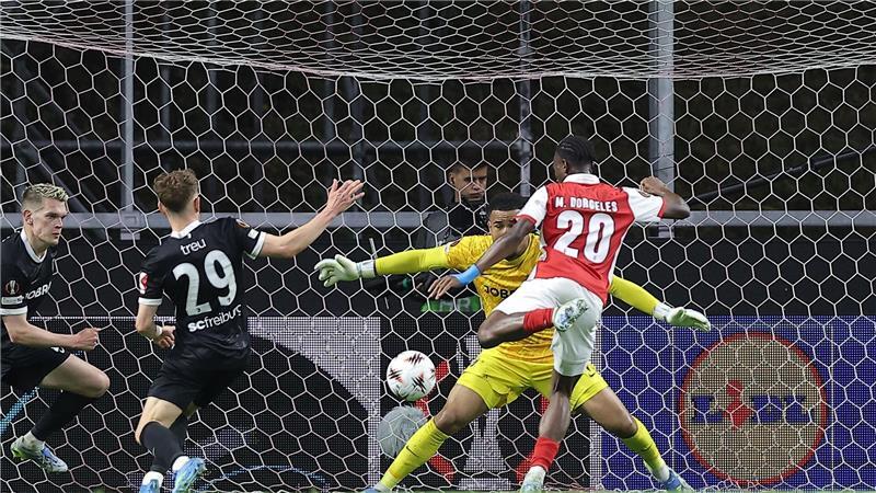 Chancenlos in der Nachspielzeit: Die SC-Defensive um Noah Atubolu