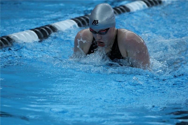 Chantal Kasch hat ihre Bestzeiten im Brustschwimmen durch das Training im Schwimmteam der University of Sioux Falls deutlich verbessert. Fotos: Lauren Gallick Photography