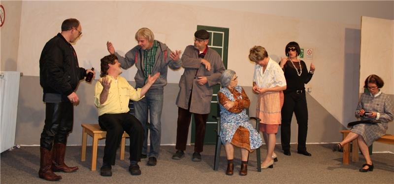 Chaos herrscht im Flur des Mehrfamilienhauses (von links): Porno-Filmer Ralle Schwansen (Uwe Keller), Randy Andy (Jens Meyer), Langzeitstudent Jens (Bernd Kühl), Heinz Klatschmann (Frank Peters), Oma Grete (Marianne Lüders), Heidi Klatschma