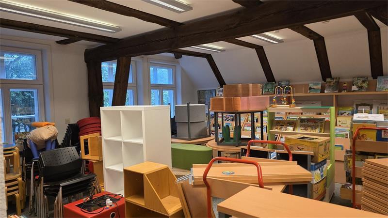 Kinderbereich erweitert: So viel Platz hat Harsefelds Bücherei jetzt Chaos im ersten Stock: für den Umbau mussten alle Medien aus dem hinteren Bereich geräumt werden.