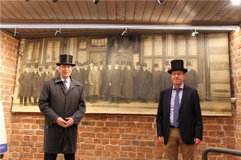 Chapeau : Dr. Martin Lockert, der heutige Vorsitzende, und Ausstellungsmacher Bernd Utermöhlen, haben zu Ehren des 140-jährigen Vereinsgeburtstags Zylinder aufgesetzt. Das Bild im Hintergrund entstand aber später, als der Verein 1913 das ne