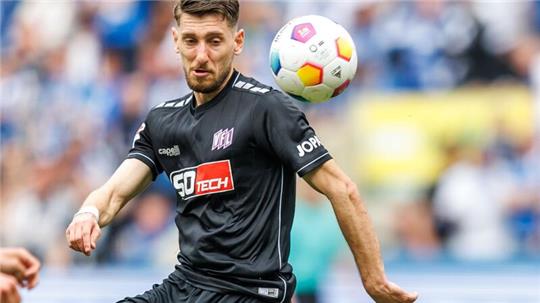 Charalambos Makridis von VfL Osnabrück spielt den Ball.
