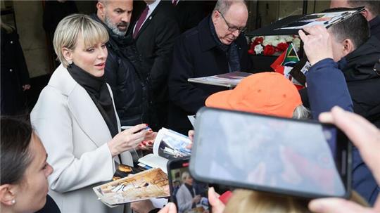 Charlene Lynette Grimaldi, Fürstin von Monaco, und Albert II. Fürst von Monaco (r) kommen am Hotel Vier Jahreszeiten an.