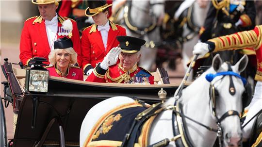 Charles III. und Camilla bei Geburtstagsparade „Trooping the Colour“ in offener Kutsche