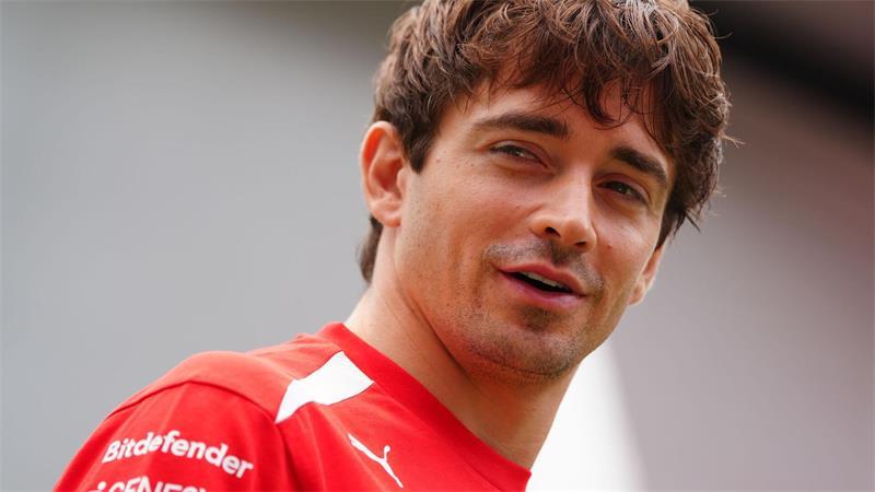Charles Leclerc freut sich über jede Form der Abkühlung.