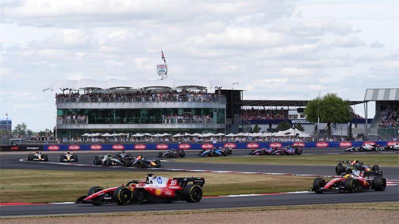 Mega-Drama um Antonelli - „Unglaubliches Gefühl“ für Leclerc Charles Leclerc (l) setzt sich früh an die Spitze vor Lewis Hamilton.