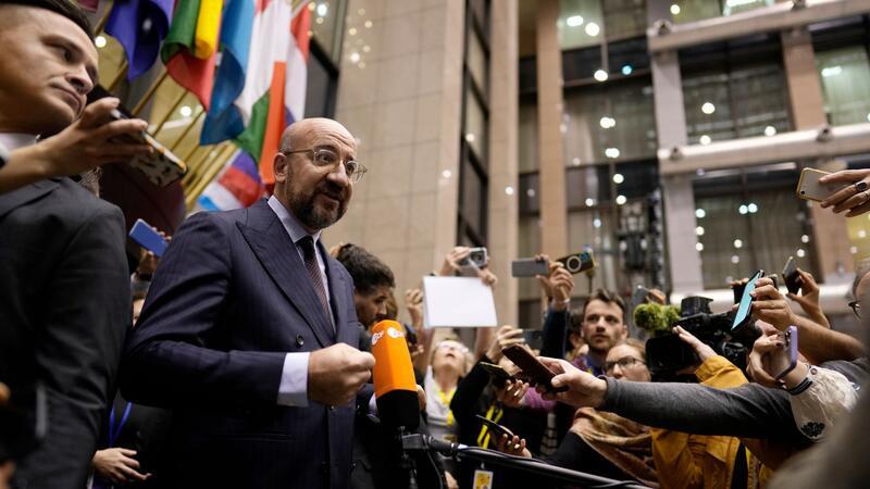 EU beschließt Start von Ukraine-Beitrittsverhandlungen Charles Michel (M), EU-Ratspräsident, gibt während des EU-Gipfels eine Erklärung zur Aufnahme von Beitrittsverhandlungen mit der Ukraine und Moldau ab.