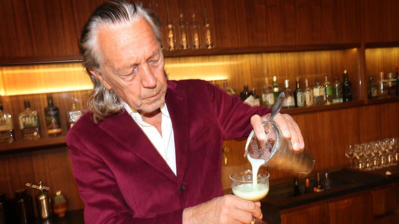 Wo „Classic Cocktails“ zu Legenden wurden Charles Schumann mixt in seiner Bar in München „Swimming Pool“.Fotograf