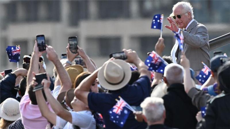 Nach Eklat: Charles trifft sich in Australien mit Indigenen Charles und Camilla nahmen am Opernhaus von Sydney ein Bad in der Menge.