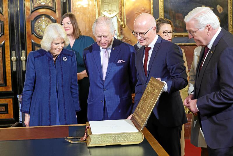 Charles und Camilla tragen sich auf Einladung von Bürgermeister Peter Tschentscher in Goldene Buch der Stadt Hamburg ein. Foto: dpa