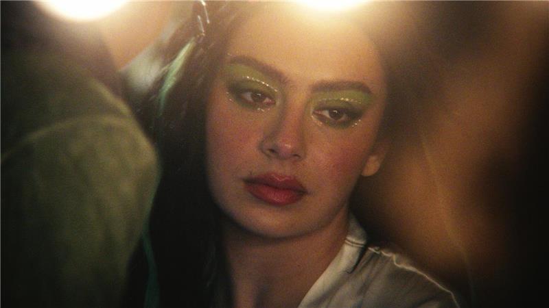 Charli xcx in einer Szene des Films. 