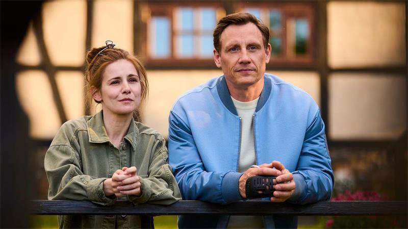 Charlie (Josefine Preuß) und Moritz (Patrick Kalupa) stehen nebeneinander. Wie geht es mit den beiden weiter?