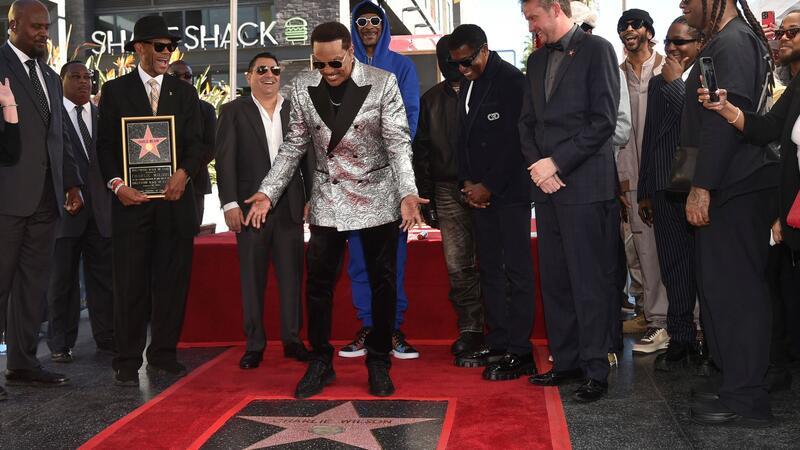 Charlie Wilson enthüllt Hollywood-Stern - Snoop Dogg dabei Charlie Wilson (vorne) war schon viele Male für den Grammy nominiert - nun bekommt er einen eigenen Stern in Hollywood.
