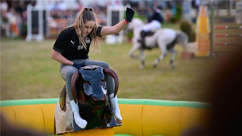 Charlotte Brandt hielt sich im ersten Jahr 79 Sekunden auf dem Rodeo-Bullen. Ihre Teamkollegin Mette Pilarski schaffte in der Zeit 15 Hindernisse im Springparcours.