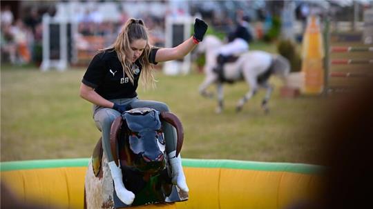 Charlotte Brandt hielt sich im vergangenen Jahr 79 Sekunden auf dem Rodeobullen. Ihre Teamkollegin Mette Pilarski schaffte in der Zeit 15 Hindernisse im Springparcours.