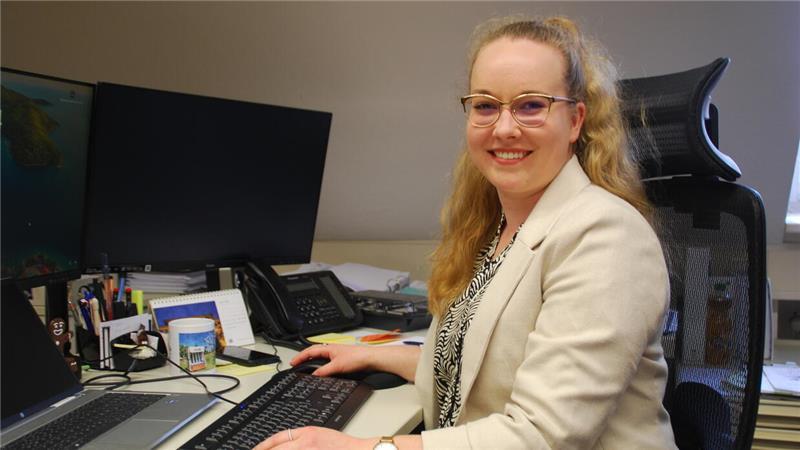 Charlotte Friederike Richter an ihrem Schreibtisch im Bauamt.
