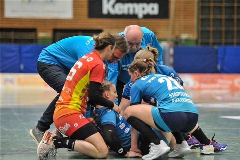 Charlotte Kähr (Mitte) wurde nach dem Zusammenprall weinend vom Feld geführt. Foto: Jan Iso Jürgens