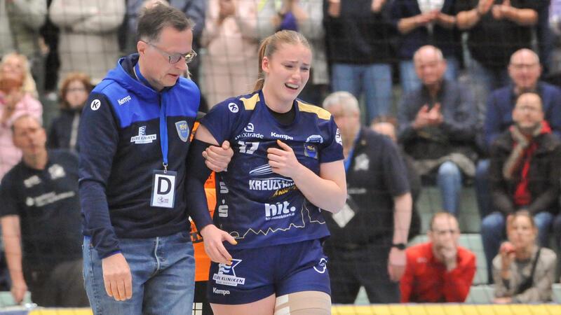 Lange Ausfallzeit: Bittere Diagnose für BSV-Nationalspielerin Kähr Charlotte Kähr fuhr noch während des Spiels auf Anraten von Mannschaftsarzt Dr. Wolfram Körner ins Elbe Klinikum.