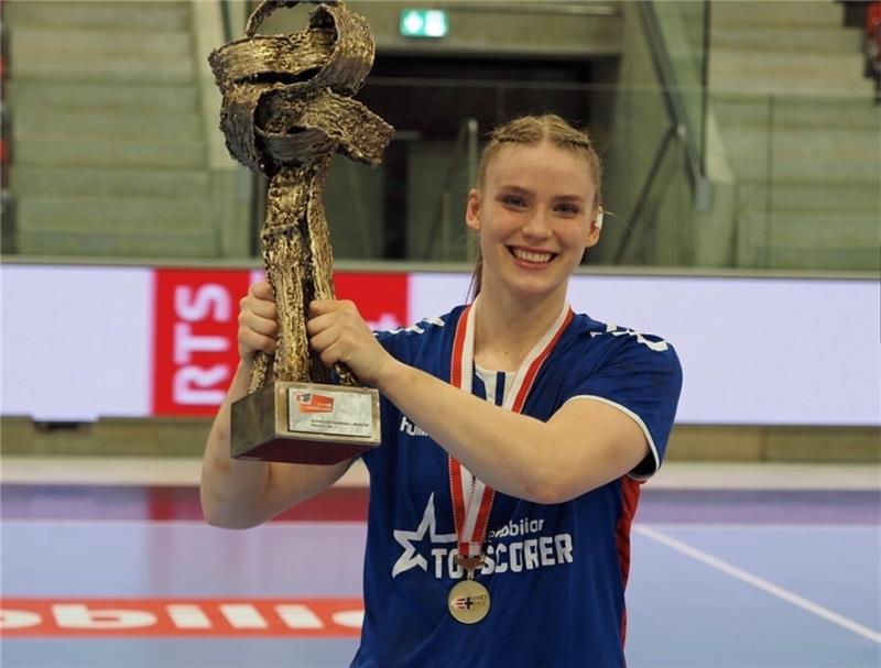 Charlotte Kähr gewann mit dem LK Zug das Double aus Schweizer Meisterschaft und Pokal. Es waren die ersten Titel für die 19-jährige Rückraum spielerin im Frauen-Hand ball. Foto: Verein
