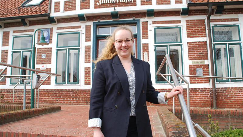 Charlotte Richter - nach Kündigung der Leiterin wieder allein in Apensens Bauamt.