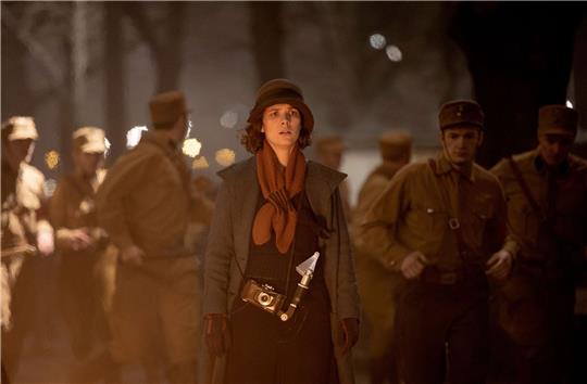 Charlotte Ritter (Liv Lisa Fries) kann nicht fassen, was um sie herum passiert.