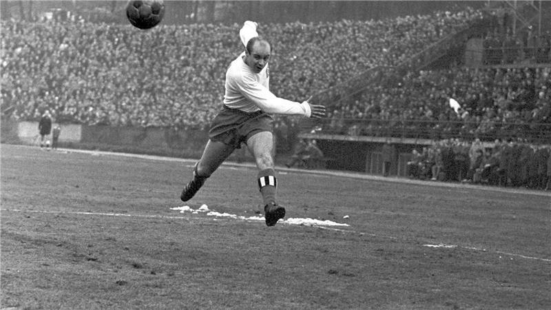 Charly Dörfel war der erste Bundesliga-Torschütze des HSV. (Archivbild)