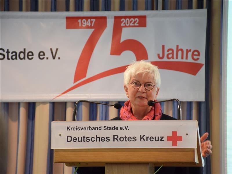 Charmant und politisch: Gerda Hasselfeldt, Präsidentin des Deutschen Roten Kreuzes, hielt die Festrede zum 75-jährigen Bestehen des DRK-Kreisverbands in Stade. Foto: Strüning