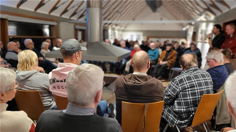 Kutterhäfen: Zwischen Postkartenidylle und Existenzangst Charmante Atmosphäre, ernstes Gesprächsthema: Mehr als 80 Bürgerinnen und Bürger hat es zum „Herdfeuerabend“ ins Gästezentrum Wremen gezogen, um über die Probleme der Krabbenfischer und deren Zukunft zu debattieren.