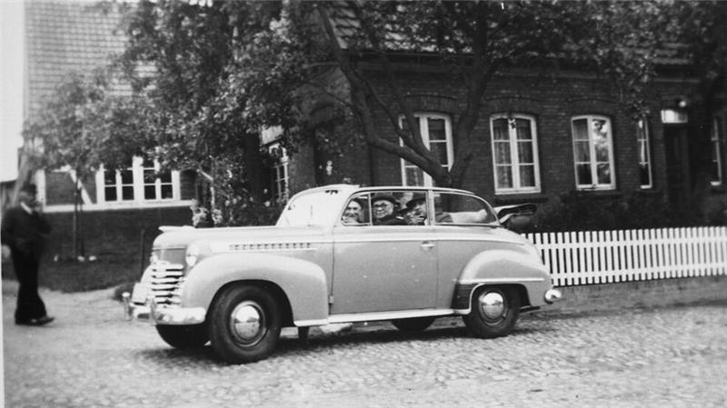 Charme und Nostalgie: Eine Opel Olympia-Cabriolimousine 1950 von Opel Brunsen.